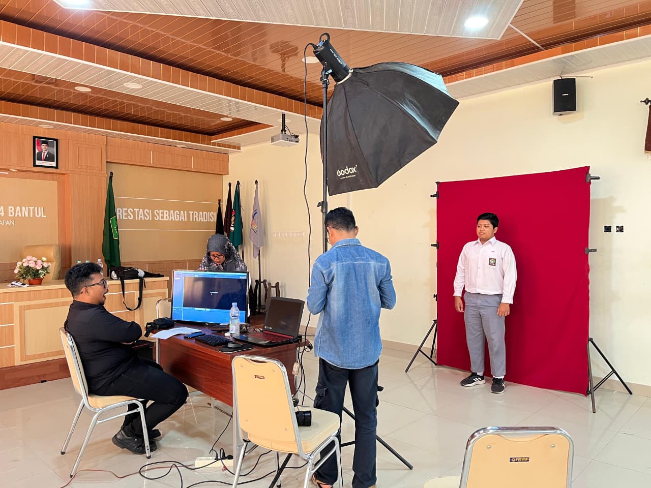 Komitmen Pelayanan Prima, MAN 4 Bantul Fasilitasi Kebutuhan Foto Ijazah Siswa