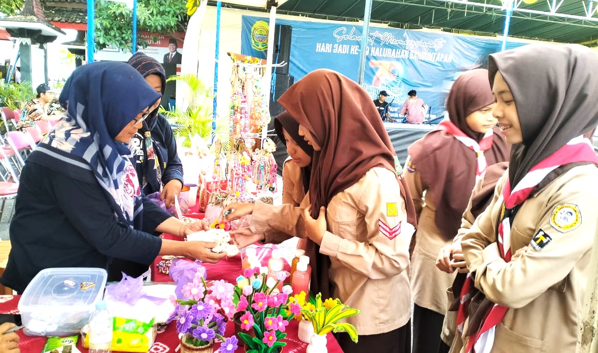 Siswa MAN 4 Bantul Meriahkan Ekspo UMKM Lokal, Semarak Hari Jadi ke-79 Banguntapan