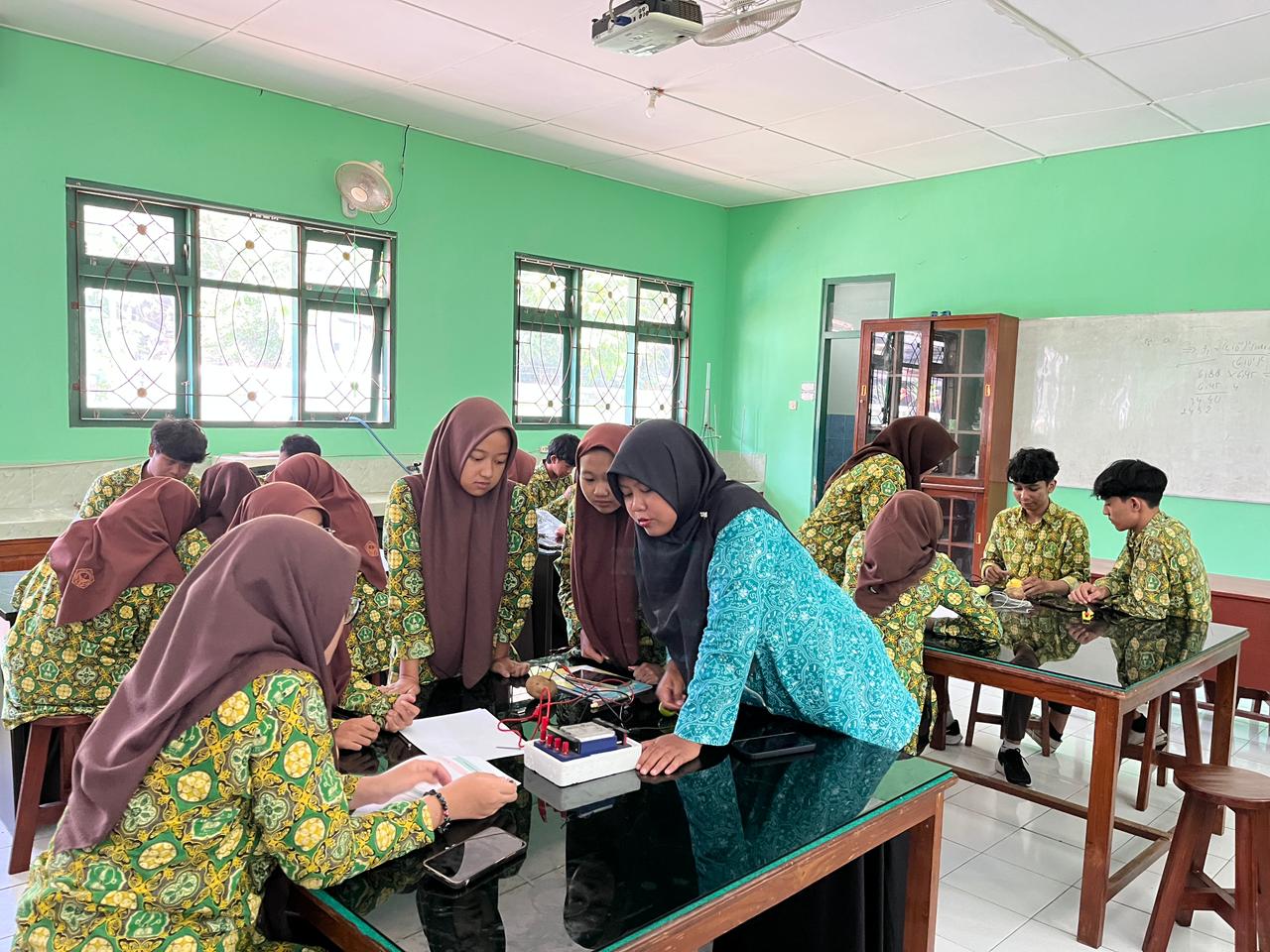 Kreatif,  Laboratorium MAN 4 Bantul “Disulap” Jadi Panggung Energi Alternatif Bio Baterai