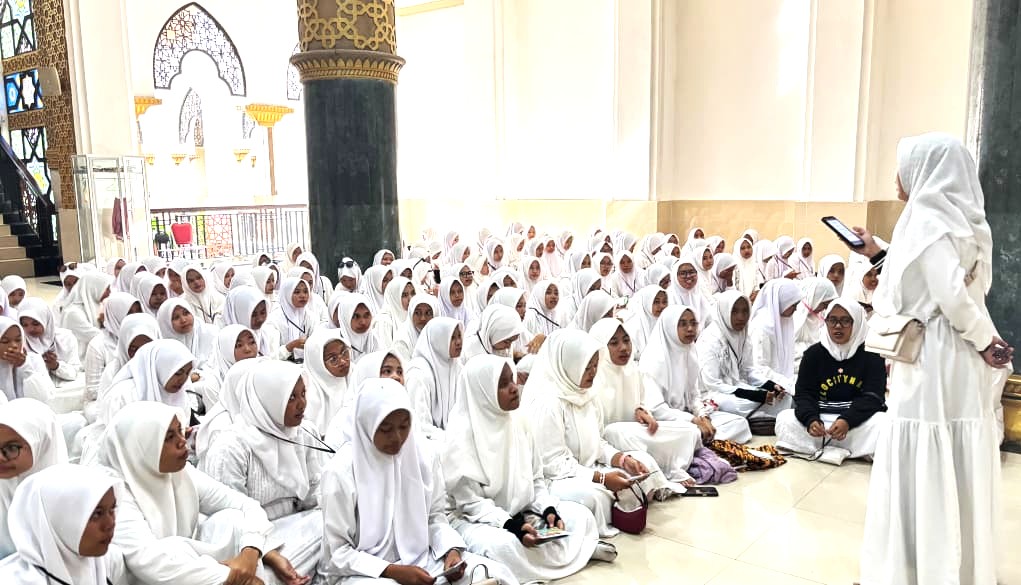 Khidmat, Shalat Safar Siswa MAN 4 Bantul di Masjid Al Aqsa Klaten