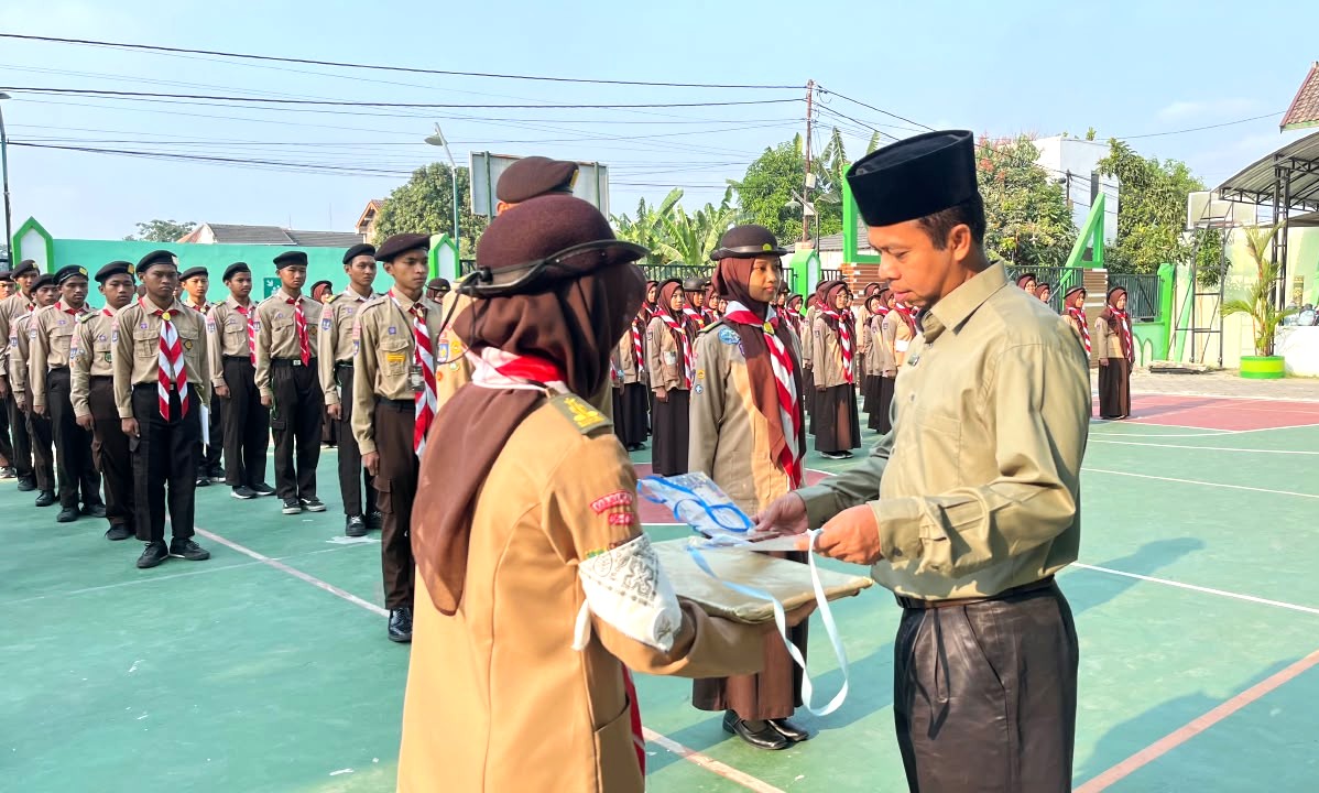 Pemukulan Gong dan Penyematan Tanda Peserta Tandai Pembukaan Resmi LDK MAN 4 Bantul