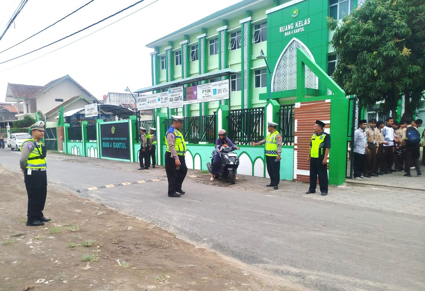 Wujudkan Keberangkatan Aman, MAN 4 Bantul Gandeng Polsek Banguntapan Amankan Arus Lalu Lintas Pagi