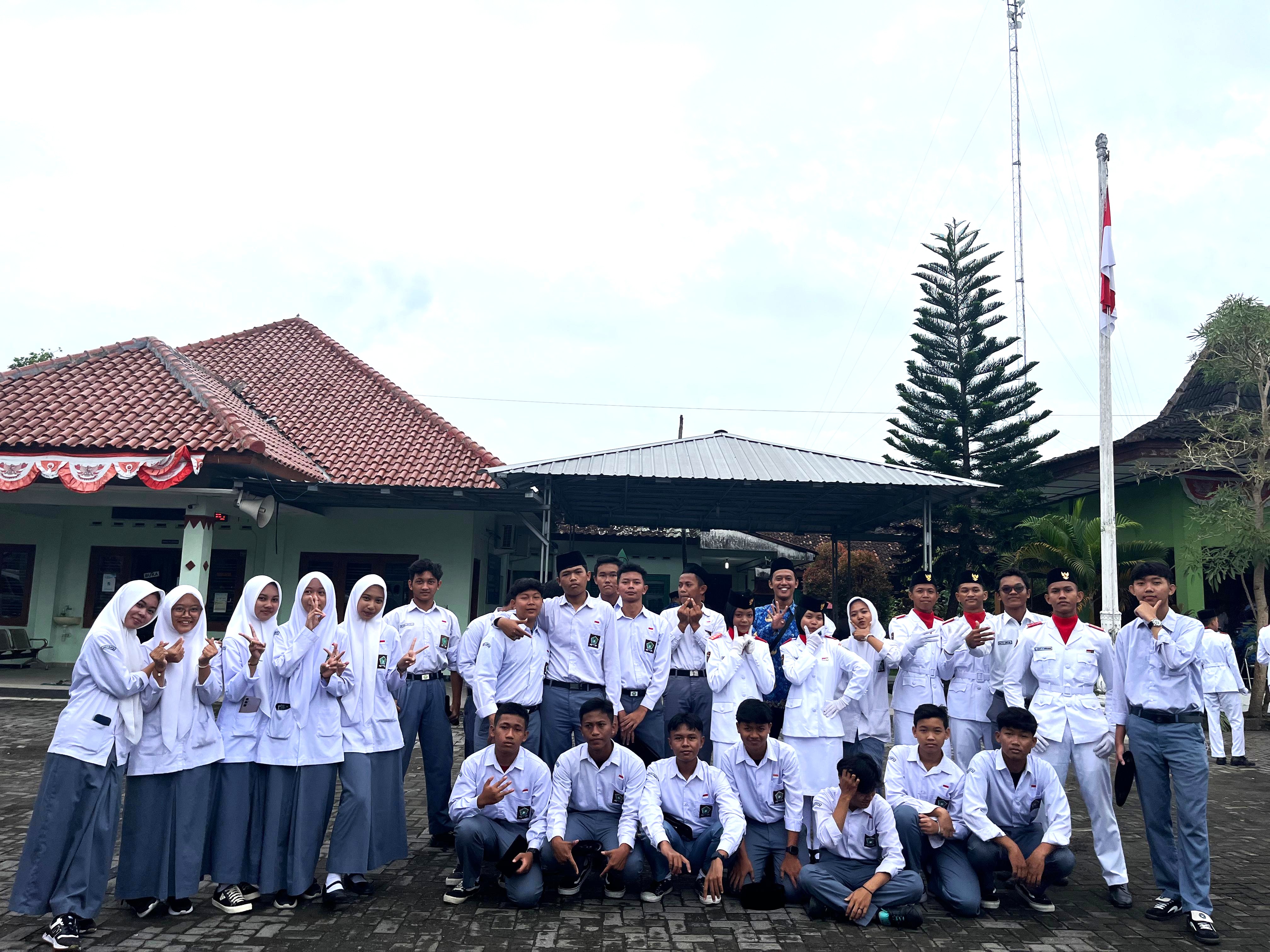Semangat Muda Menggema di Banguntapan, 20 Siswa MAN 4 Bantul Kibarkan Semangat Sumpah Pemuda ke-97
