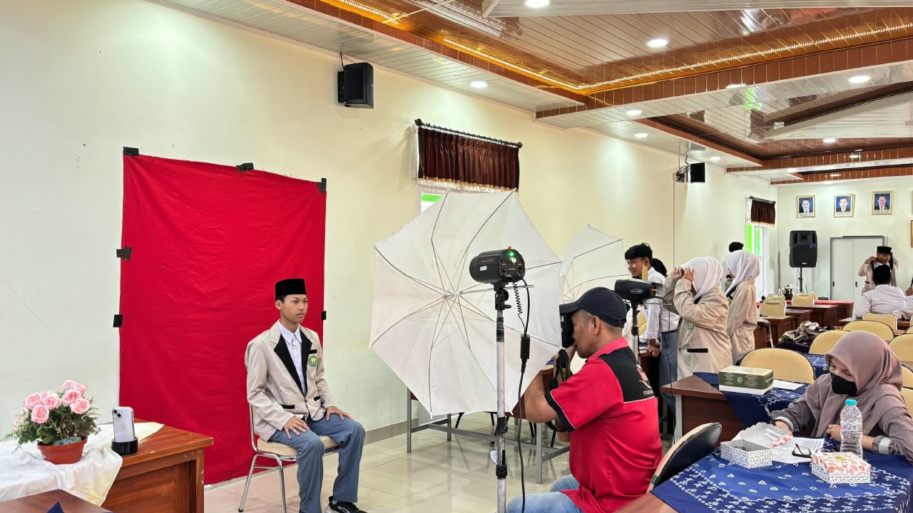Wujudkan Komitmen Pelayanan Prima, MAN 4 Bantul Fasilitasi Pemfotoan Kartu Pelajar Kelas X