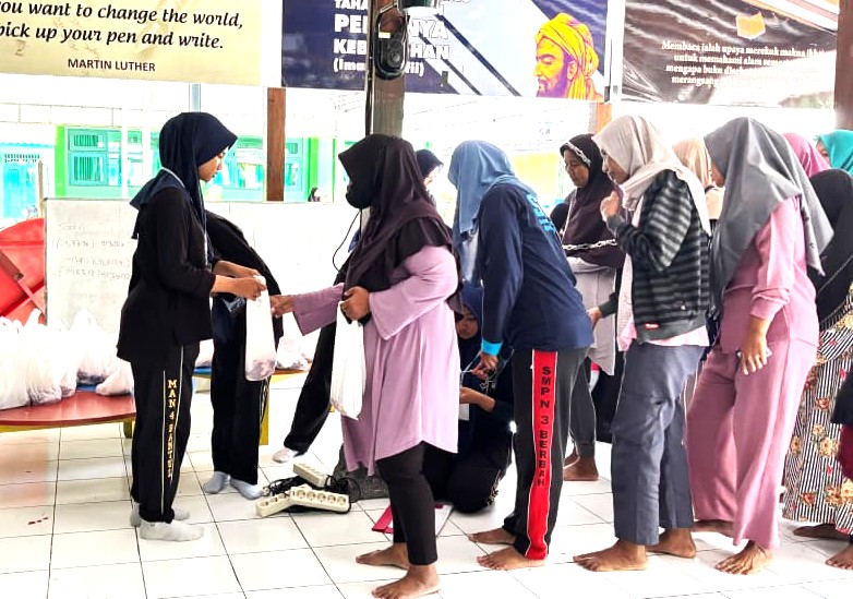 Wujud Kepedulian Sosial, MAN 4 Bantul Bagikan Paket Daging Kurban ke Warga Sekitar