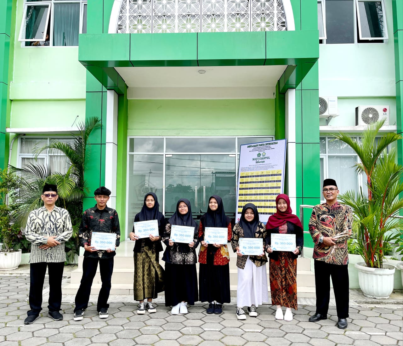 Merajut Asa Bersama Mitra, MAN 4 Bantul Serahkan Beasiswa ZIS untuk Siswa Pondok dan Panti