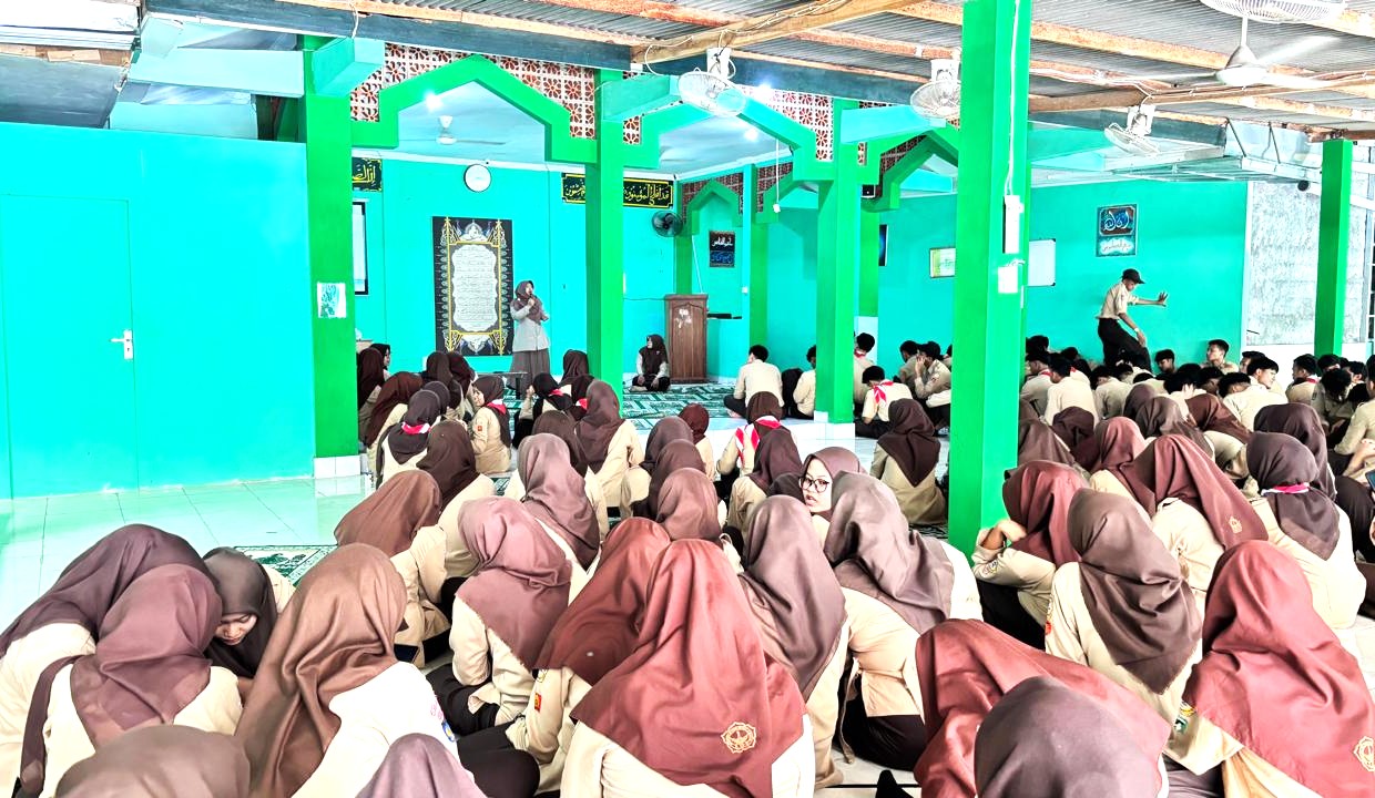 Murid MAN 4 Bantul Belajar Statistika Lewat Baterai HP dan Game Interaktif