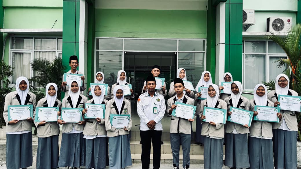 Apel Senin Penuh Apresiasi, MAN 4 Bantul Sematkan Bintang untuk Para Juara Inspirasi