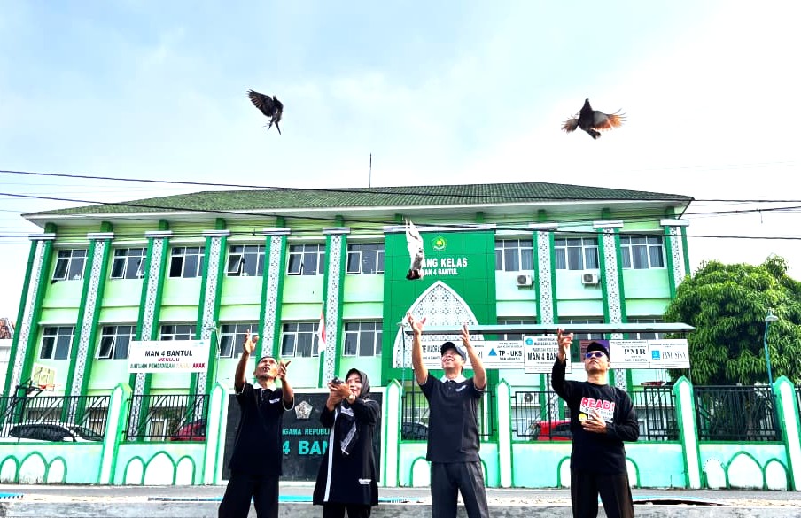 Resmikan Lapangan Olahraga Baru, MAN 4 Bantul Gelar Prosesi Pelepasan Burung Dara