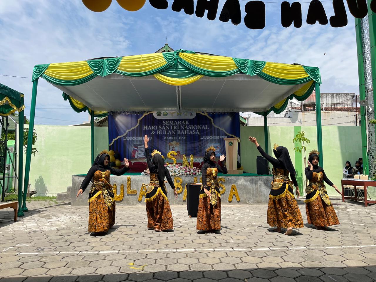 Srikandi MAN 4 Bantul Tampilkan Tarian Nyai Galuh Warnai Puncak Hari Santri, Bulan Bahasa, dan Sumpah Pemuda
