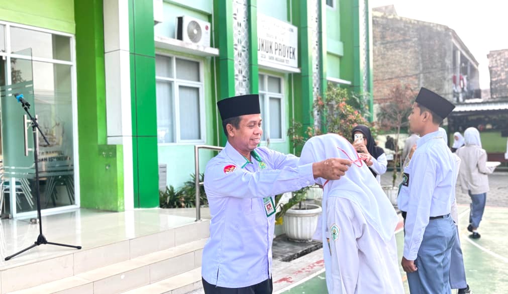 Simbolis Pembukaan Matamuda, Kepala MAN 4 Bantul Sematkan Tanda Pengenal Murid Baru