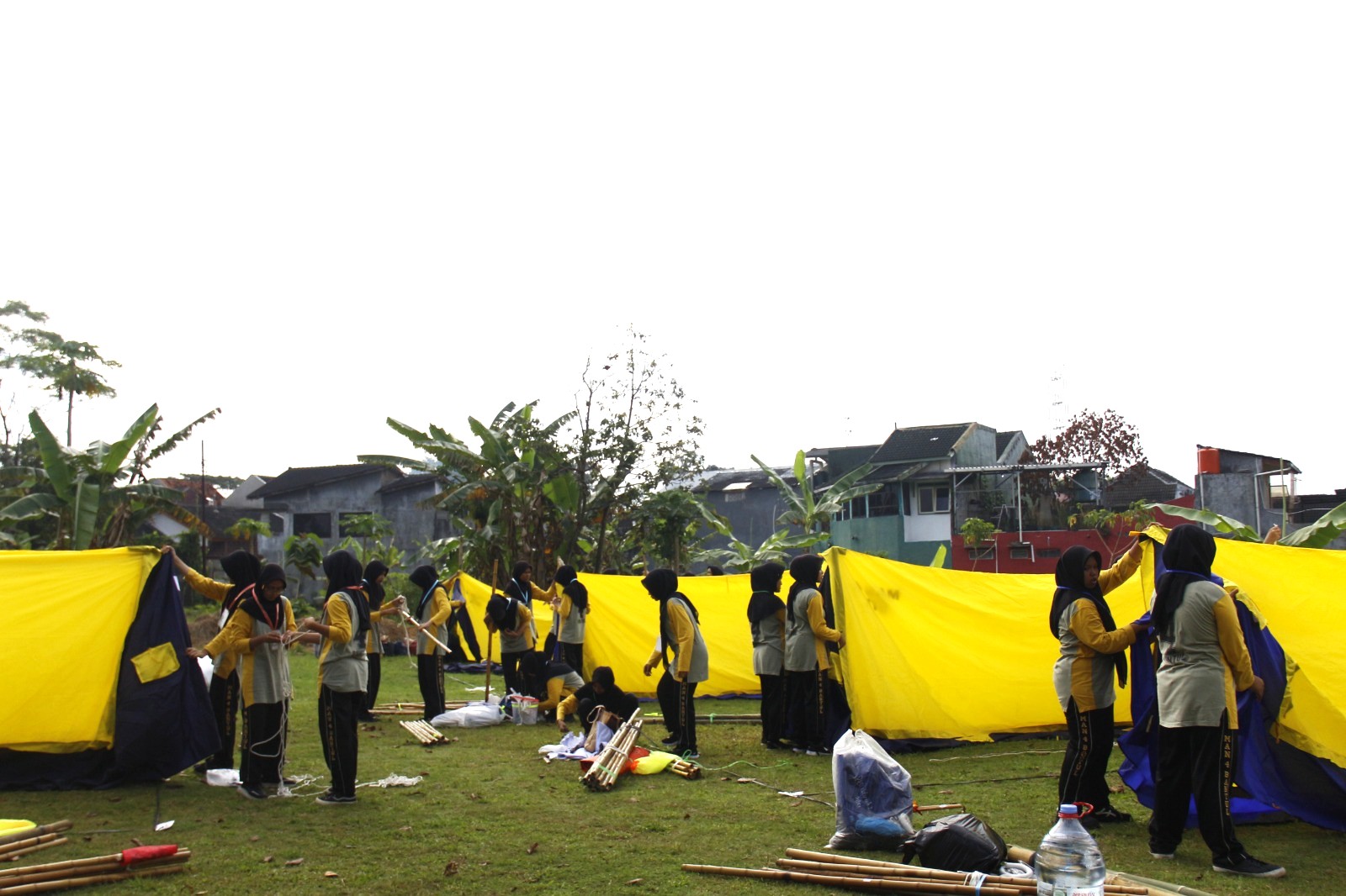 Tanamkan Nilai Karakter, Siswa MAN 4 Bantul Awali Kemah Besar dengan Aksi Gotong Royong