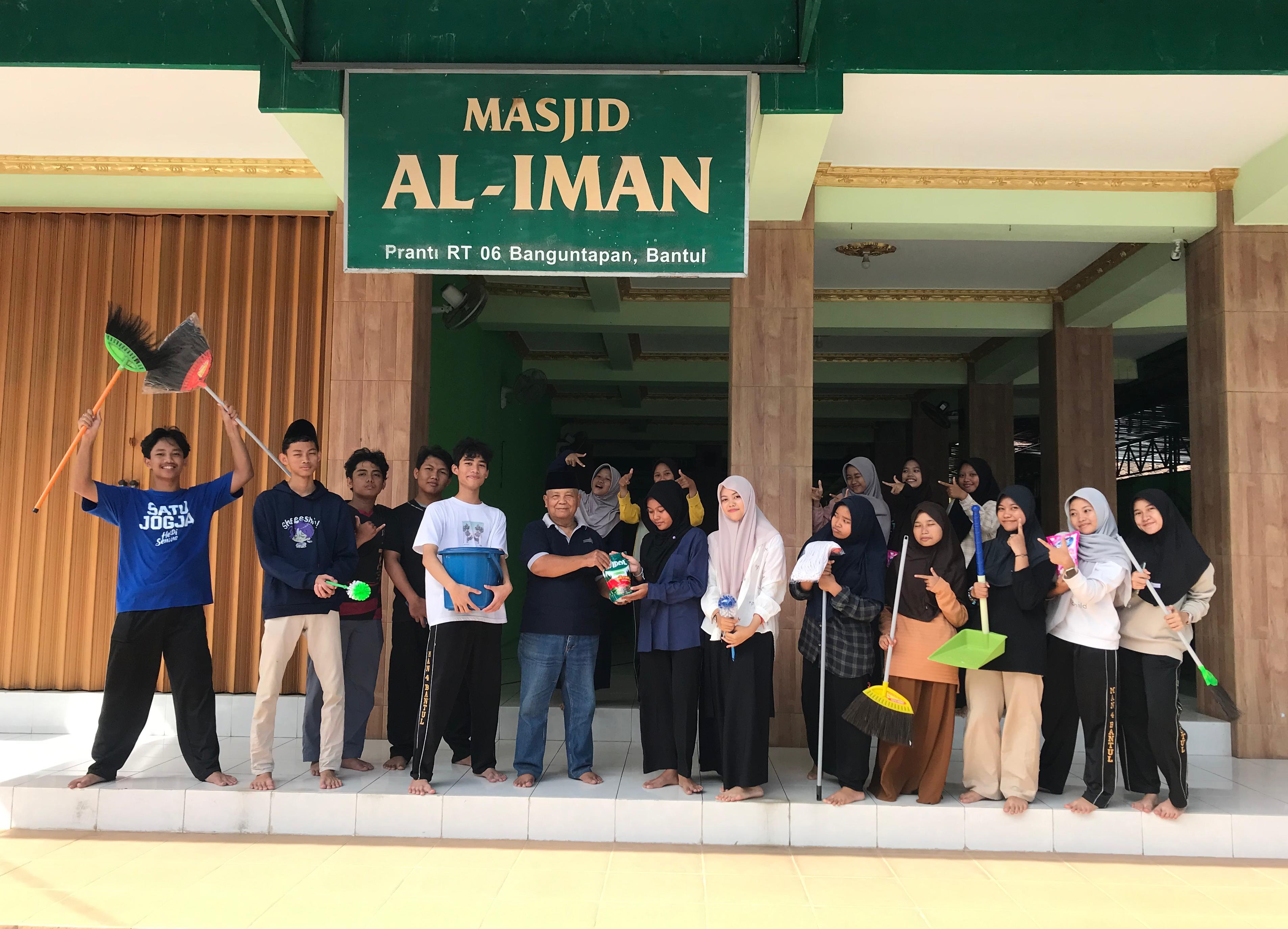 Giatkan Kepedulian Lingkungan, MAN 4 Bantul Laksanakan Bakti Sosial di Masjid Al Iman