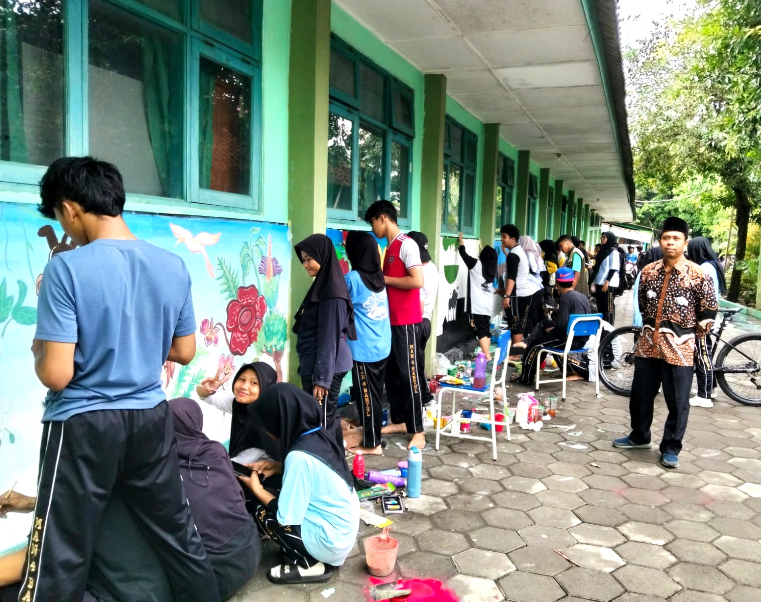 Wujudkan Madrasah Ramah Anak, MAN 4 Bantul Hiasi Dinding Sekolah dengan Seni Mural Edukatif