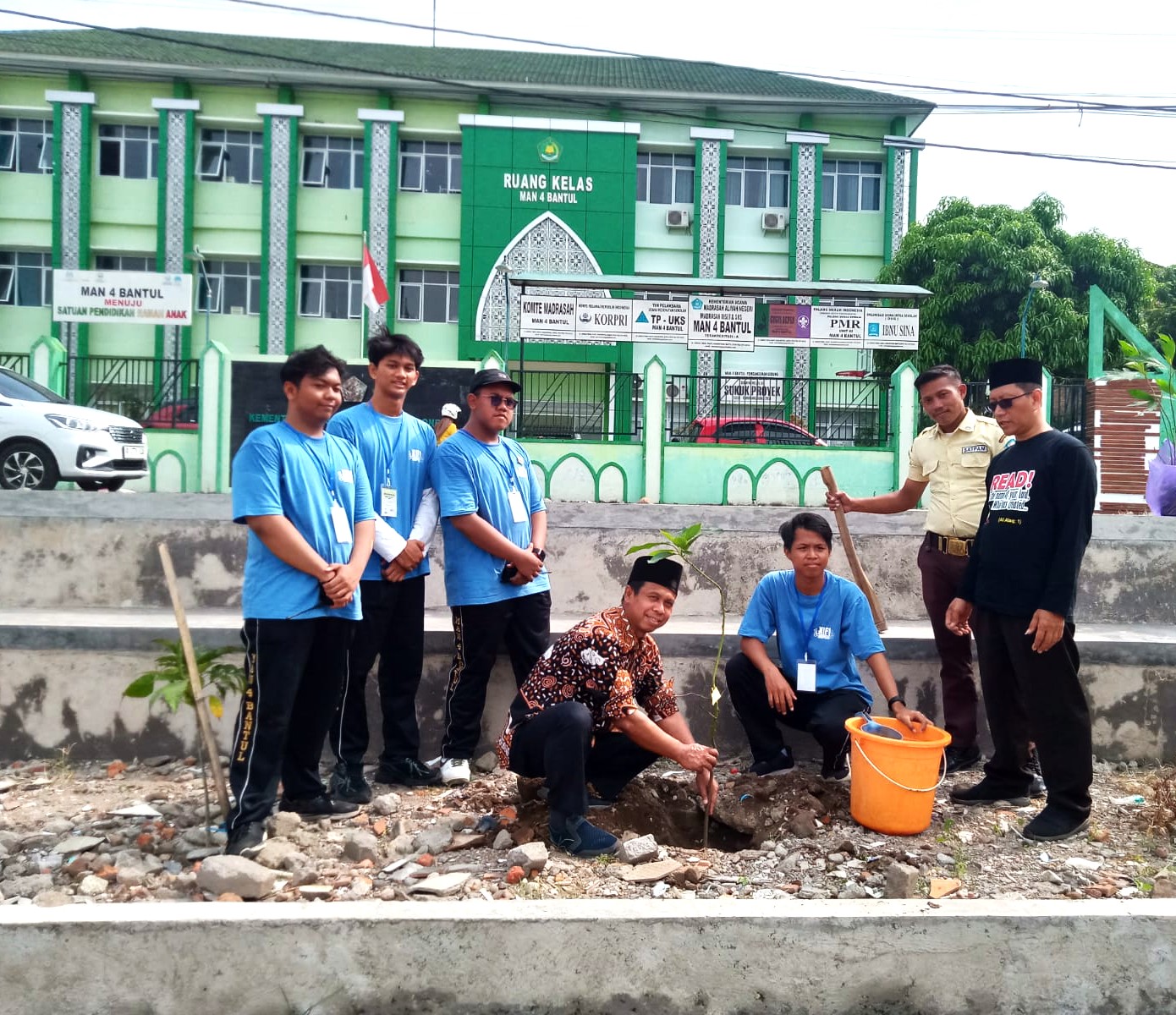 Tingkatkan Kualitas Lingkungan Madrasah, MAN 4 Bantul Gelar Penghijauan Lapangan Futsal