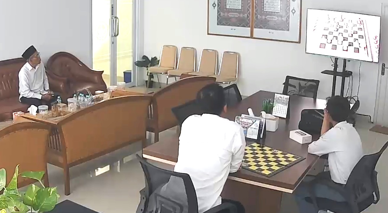 Jelang PKM, Kepala MAN 4 Bantul Dampingi Langsung Atlet Catur Asah Taktik Lewat Aplikasi Digital