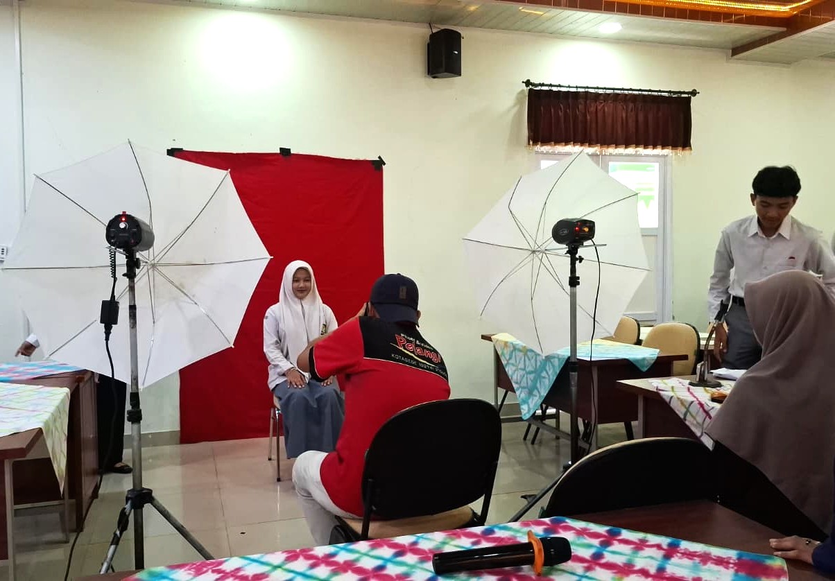 Wujudkan Pelayanan Prima, MAN 4 Bantul Fasilitasi Sesi Foto Ijazah Terpadu Bagi Murid Kelas XII
