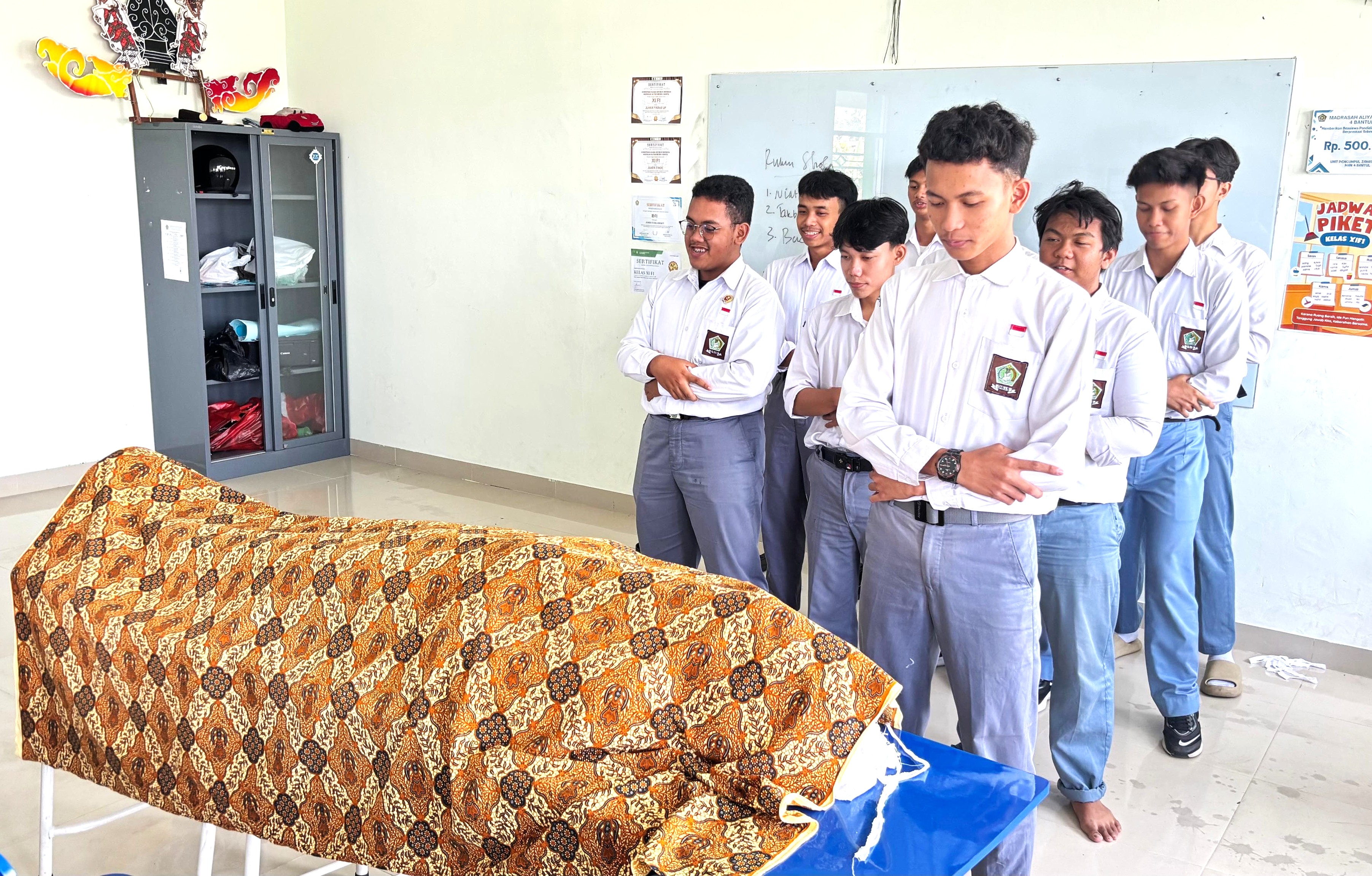 Perkuat Kompetensi Fikih, MAN 4 Bantul Bekali Siswa XI F1 Keahlian Menyolatkan Jenazah