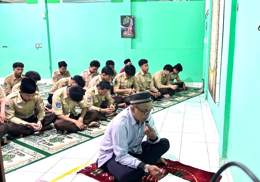 Momen Khidmat Mujahadah Kelas XII MAN 4 Bantul Bersama Kepala Madrasah