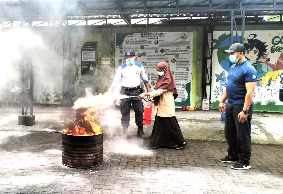 MAN 4 Bantul Perkuat Budaya Siaga Lewat Pelatihan SPAB, Siswa Antusias Latihan Padamkan Api