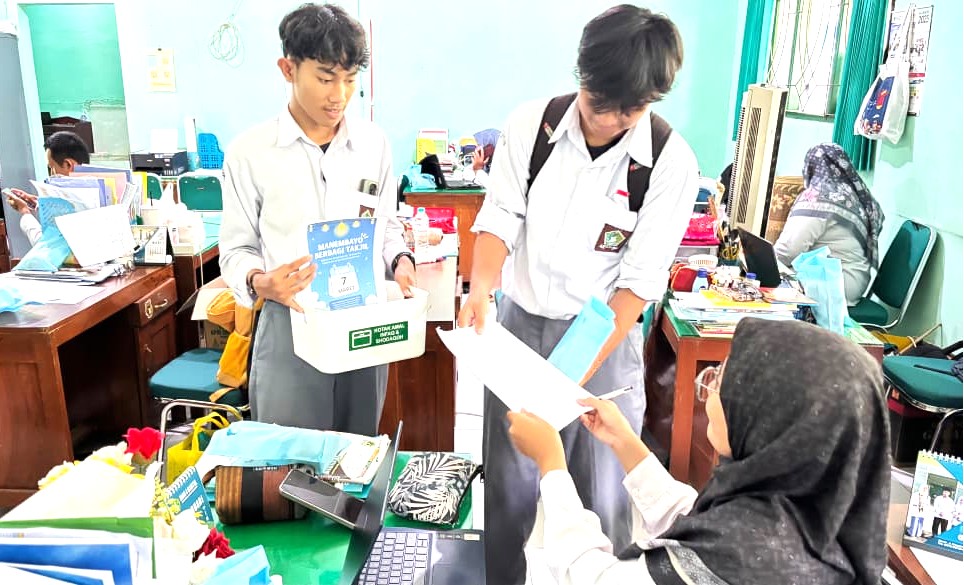 Gelar Aksi Galang Donasi, Rohis MAN 4 Bantul Sukseskan Agenda Manembayo Berbagi