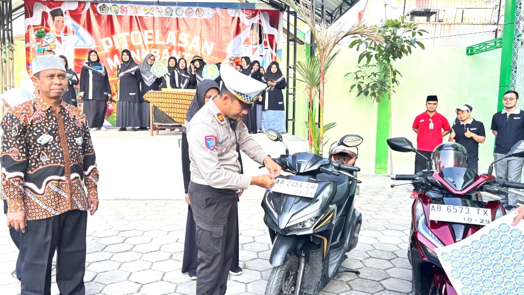 Tingkatkan Budaya Aman Berkendara, MAN 4 Bantul dan Polsek Banguntapan Tempel Stiker Pelopor Tertib Lalu Lintas