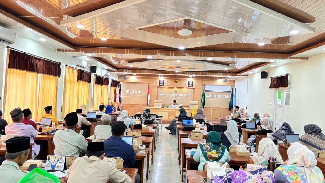 Kepala MAN 4 Bantul Instruksikan Peningkatan Standar Mutu Layanan dalam Rapat Dinas