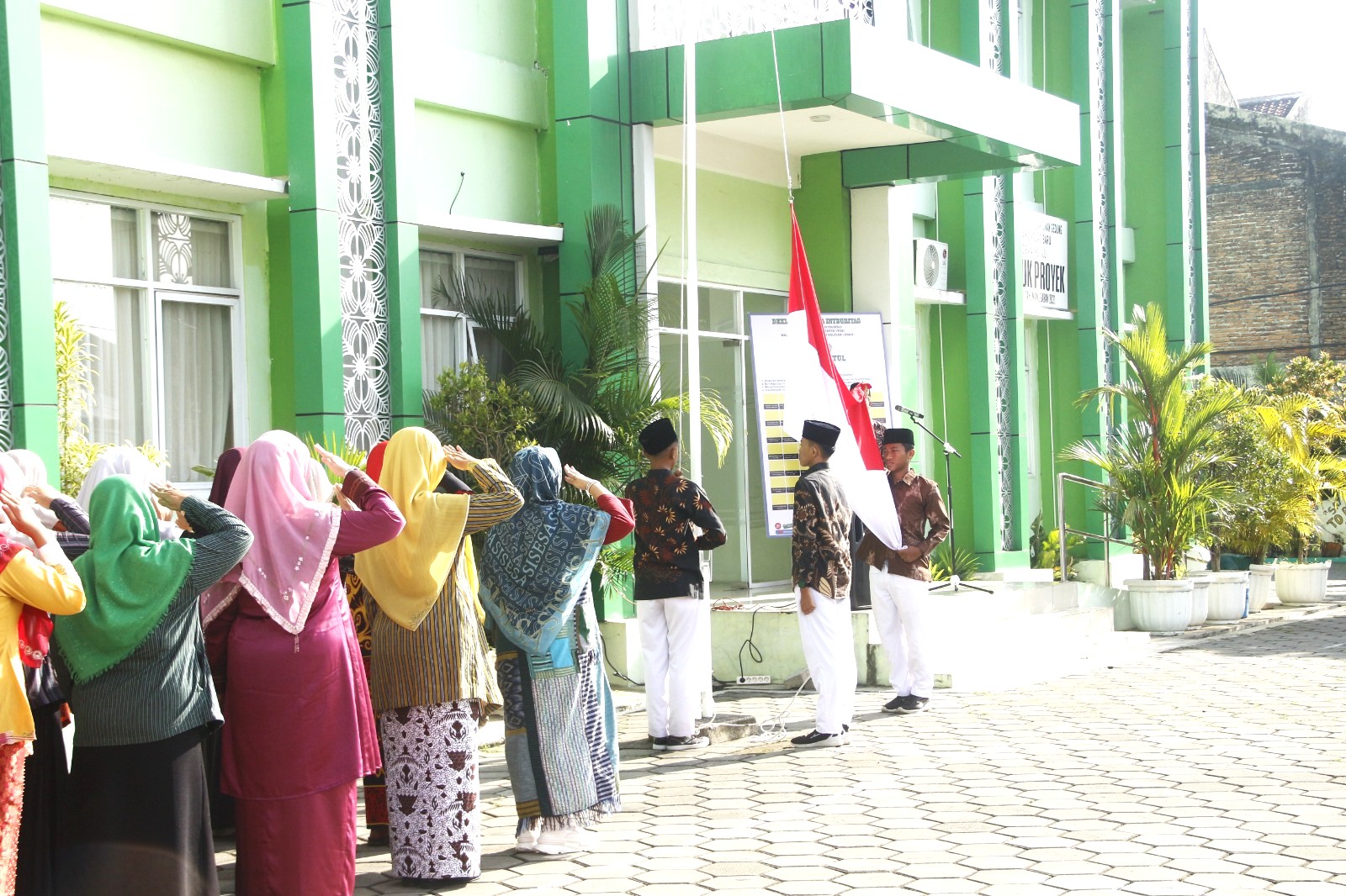 Suasana Khidmat Warnai Upacara Hari Guru di MAN 4 Bantul