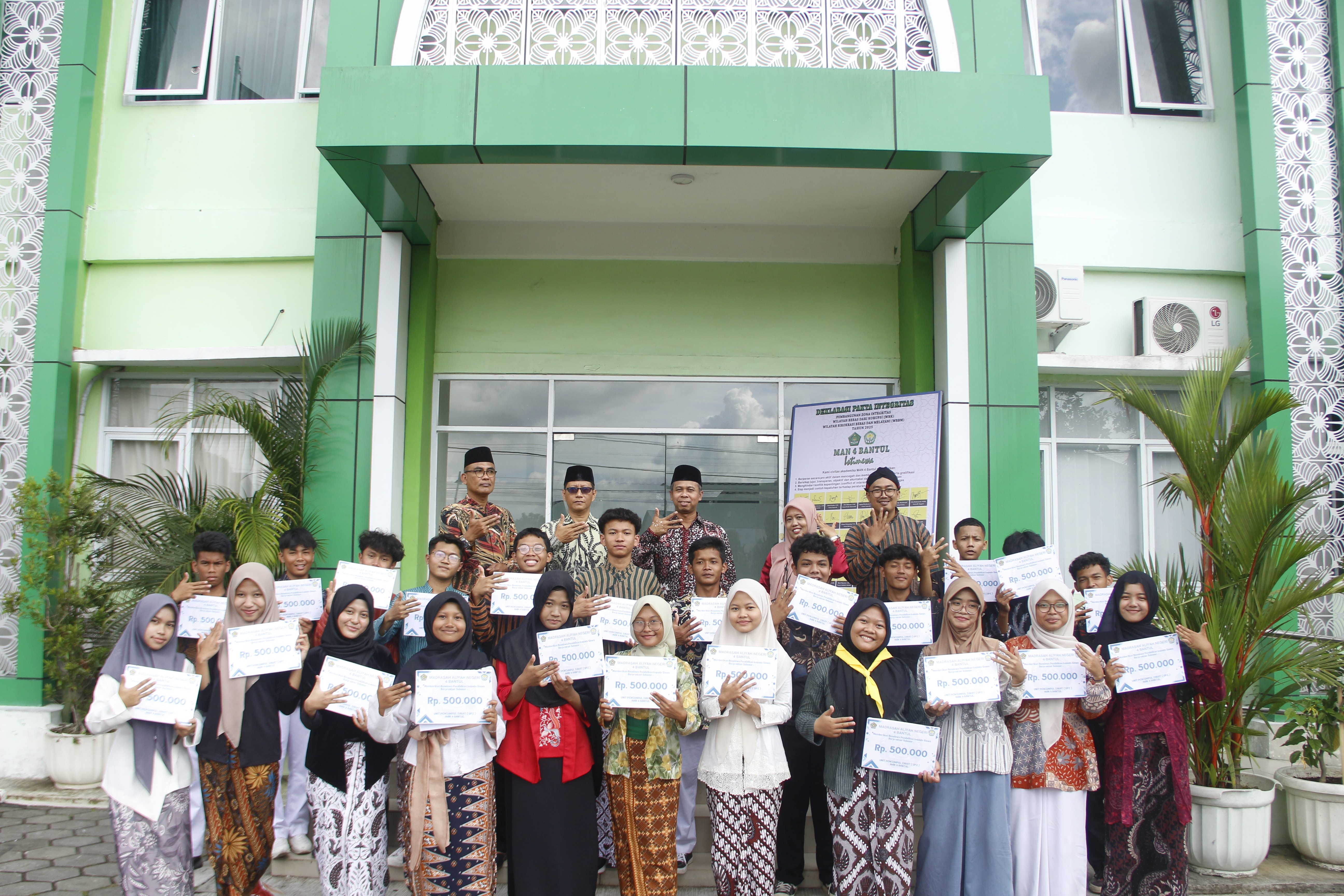 Wujud Cinta Kasih Guru, 31 Siswa Berprestasi MAN 4 Bantul Terima Penghargaan di Hari Guru