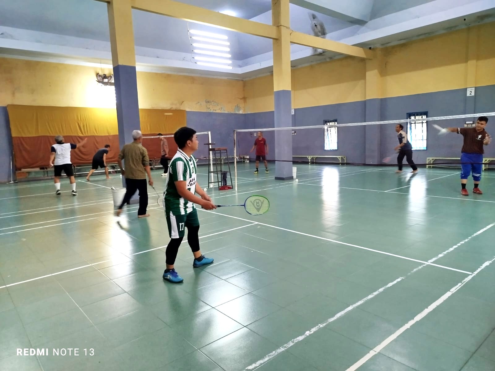 MAN 4 Bantul Fasilitasi Olahraga Badminton untuk Pererat Sinergi Guru dan Pegawai