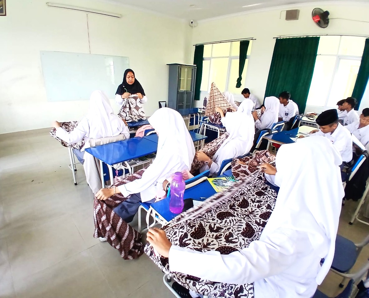 Lestarikan Budaya Adiluhung, Murid Kelas XI MAN 4 Bantul Praktik Wiru Jarik Gagrak Ngayogyakarta