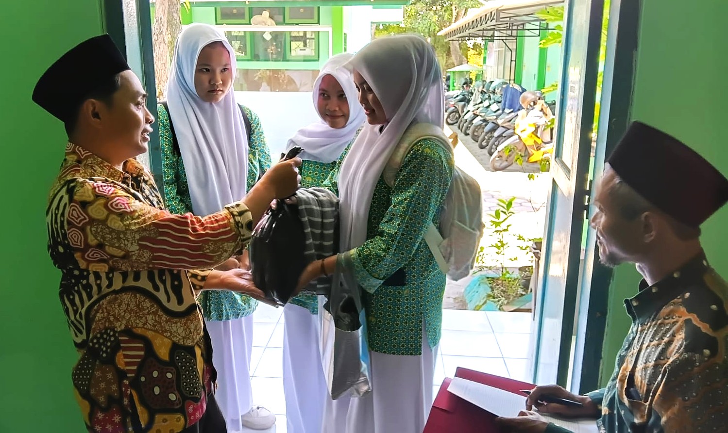 Wujud Kepedulian Sosial, MAN 4 Bantul Salurkan Zakat Fitrah di Bulan Ramadhan