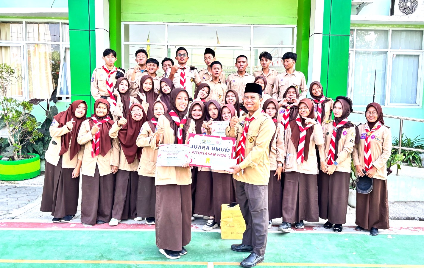 MAN 4 Bantul Serahkan Penghargaan Lomba Pitoelasan di Momen Hari Pramuka