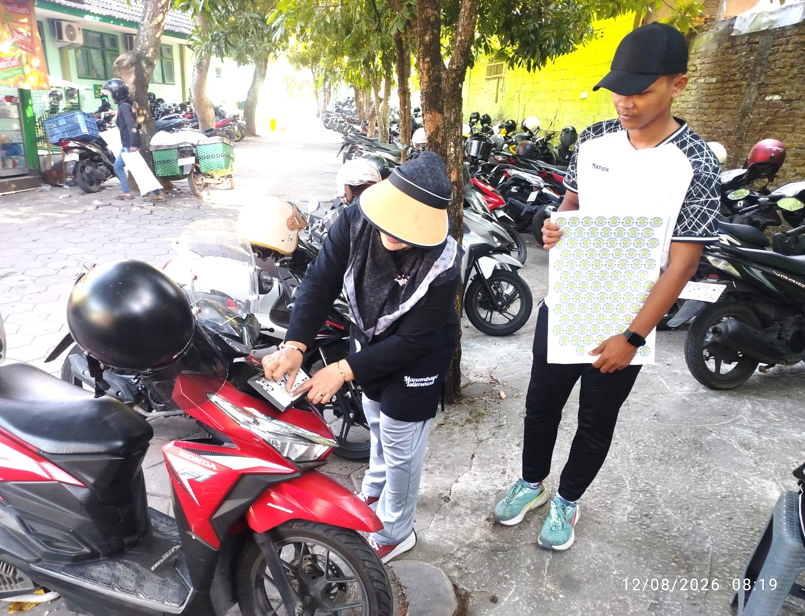 Tertib Berkendara, Tim BK MAN 4 Bantul Sisir Parkiran dan Tempel Stiker Layak Jalan