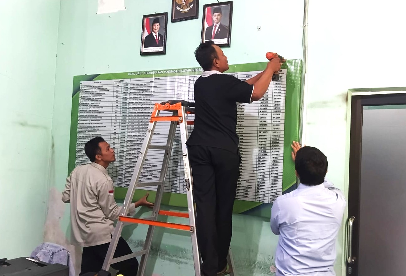 Perbarui Data Kepegawaian, MAN 4 Bantul Pasang Papan Data Urut Kepegawaian Terbaru