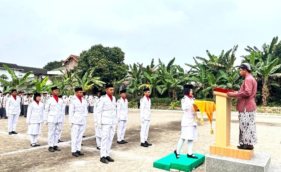 Penuh Khidmat, Khoirunnisa Kelas X E2 Sukses Jalankan Tugas Pembawa Baki di MAN 4 Bantul