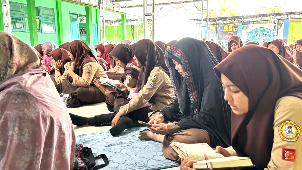 Tadarus Pagi Jumat MAN 4 Bantul: Siswi Kelas XI F4 Pimpin Pembacaan Surat Al-Waqiah