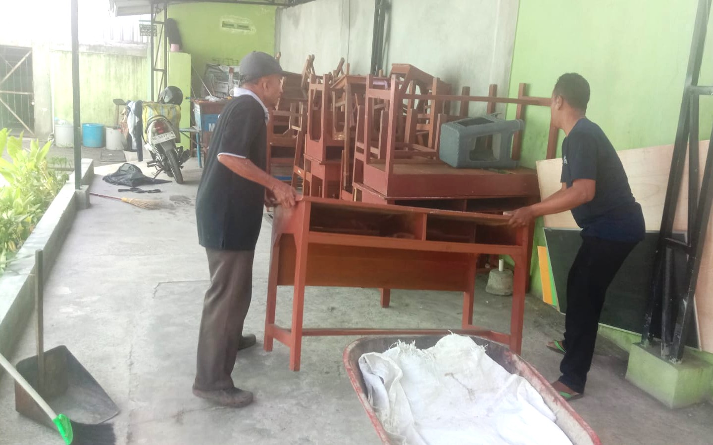 Menuju Adiwiyata, Tim TU MAN 4 Bantul Perindah Setiap Sudut Madrasah melalui Jumat Bersih
