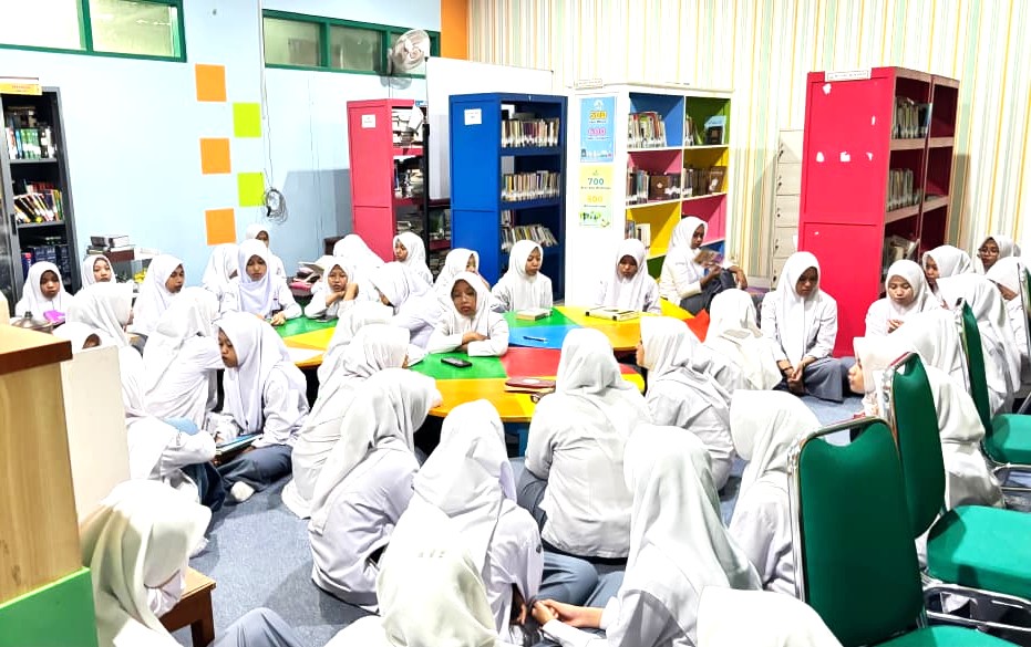 Menjemput Berkah di Ruang Literasi, Shalawat Siswi MAN 4 Bantul Getarkan Hati