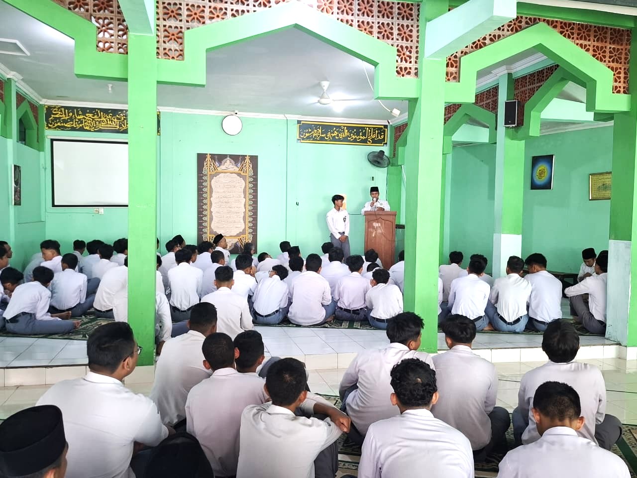 Kepala MAN 4 Bantul Beri Apresiasi Pengisi Kultum Terbaik Putaran Pertama