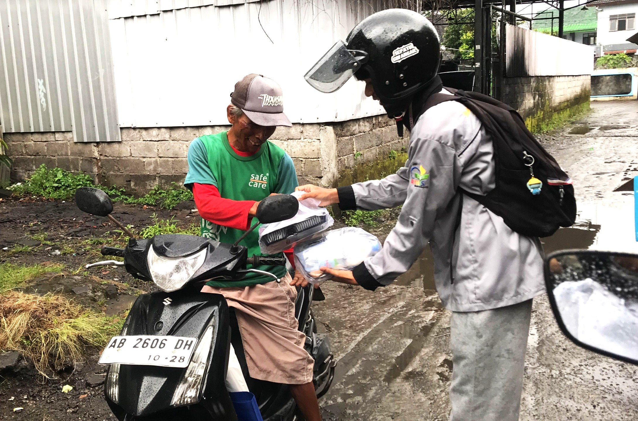 Aksi Solidaritas Ramadan, Siswa MAN 4 Bantul Berbagi Takjil di Sekitar Madrasah