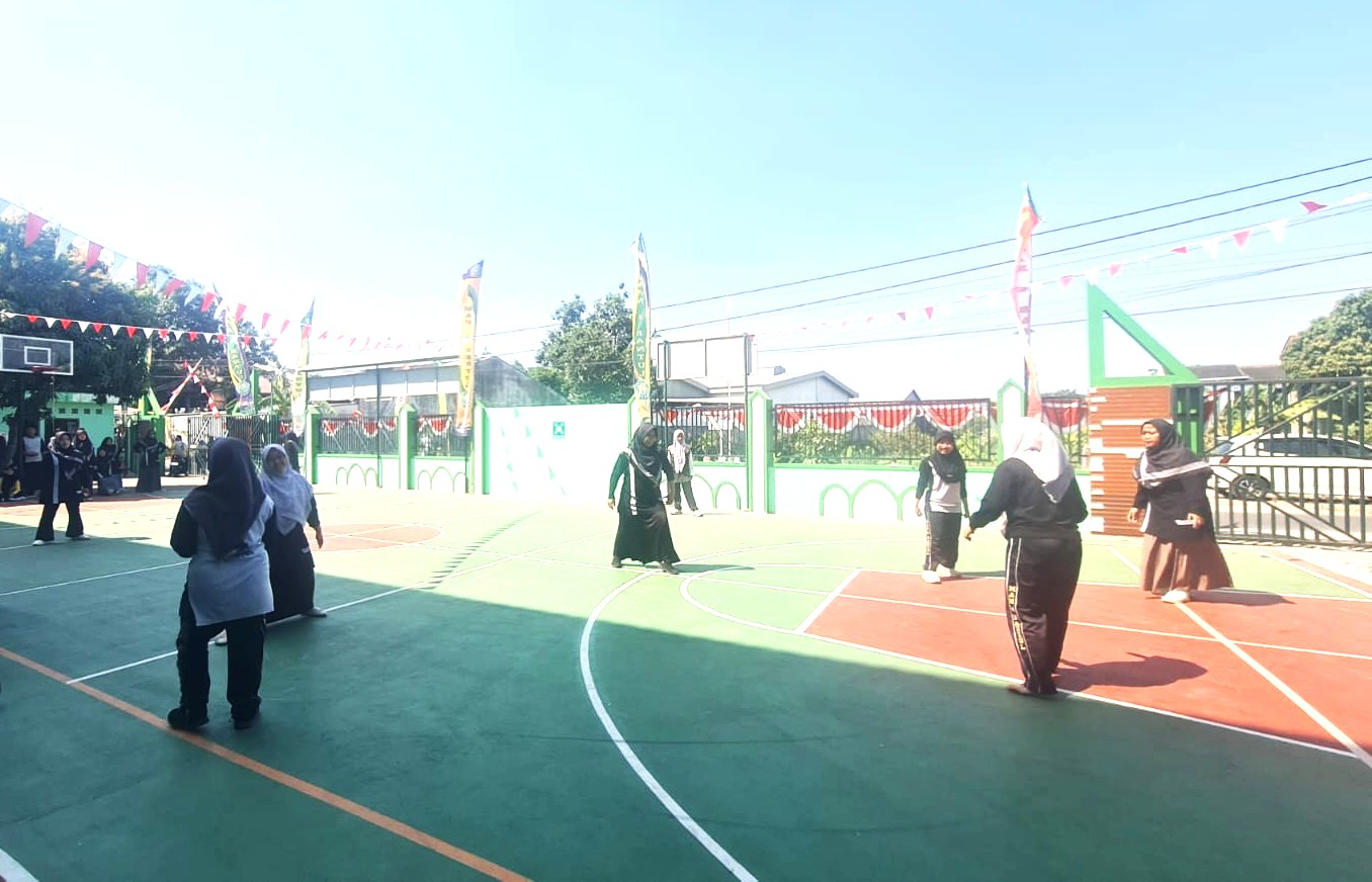 Keseruan Pitoelasan, Guru dan Murid MAN 4 Bantul Unjuk Ketangkasan dalam Lomba Gobak Sodor