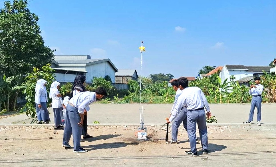Belajar Fisika Makin Seru, MAN 4 Bantul Gelar Praktik Roket Air untuk Siswa XI F1