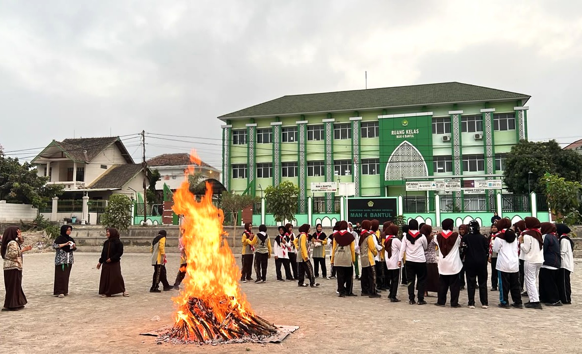Kehangatan Api Unggun dan Renungan Suci Dini Hari Kukuhkan Solidaritas Peserta LDK MAN 4 Bantul