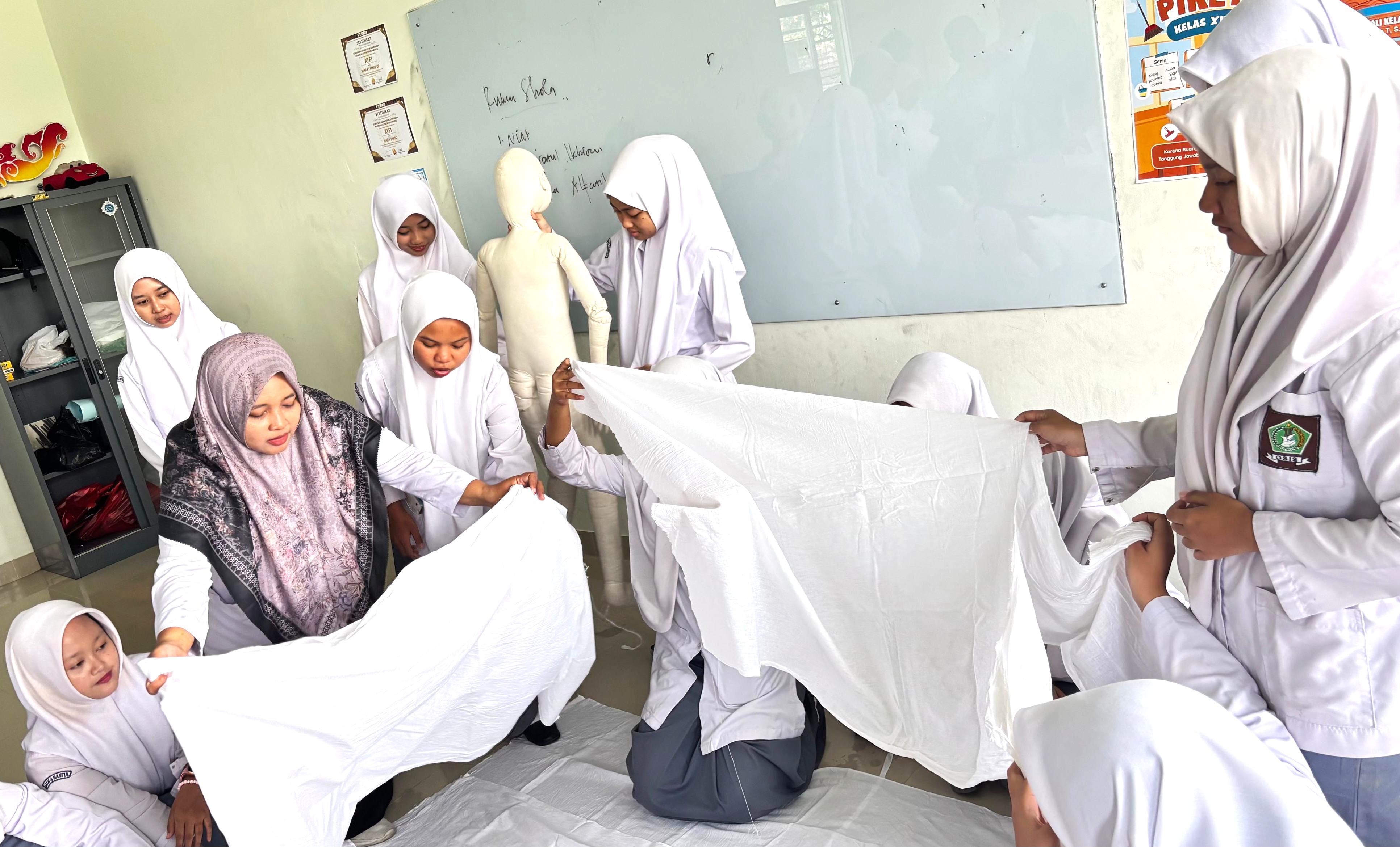 Bekali Kemampuan Keagamaan, MAN 4 Bantul Ajarkan Siswa Tata Cara Mengkafani Jenazah