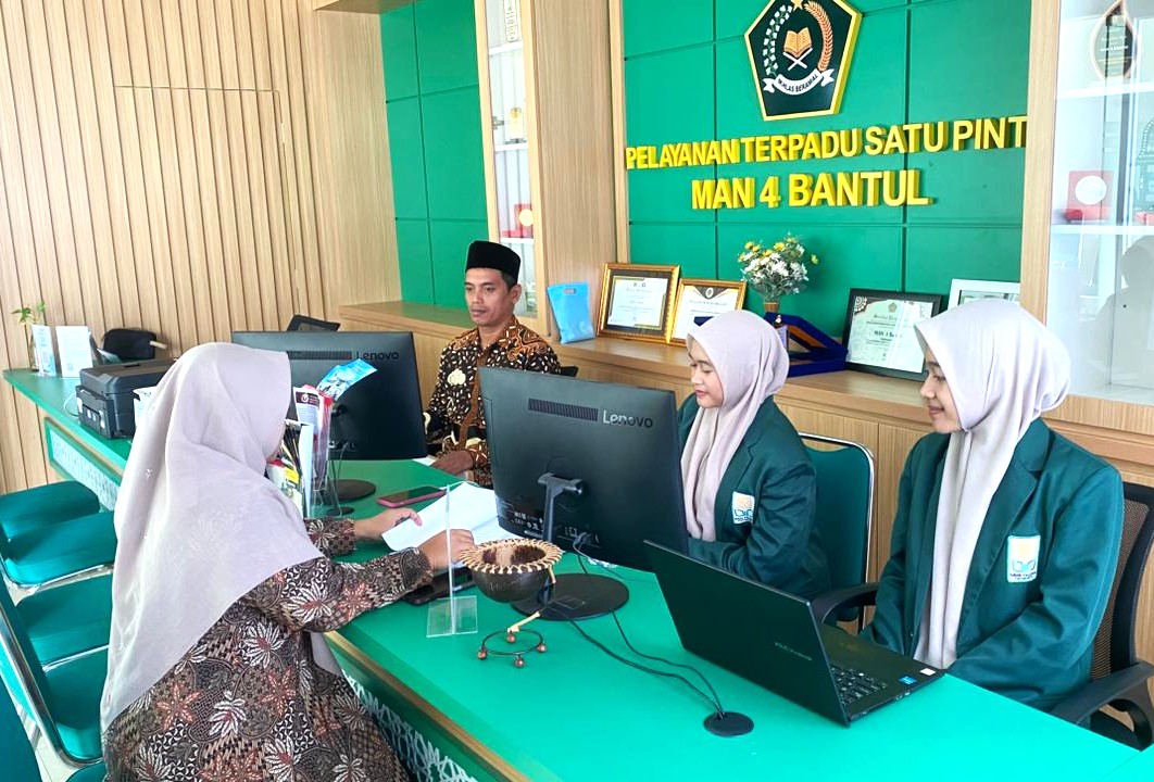 Pelayanan Terpadu Digital oleh Mahasiswa PLP MPI di PTSP MAN 4 Bantul
