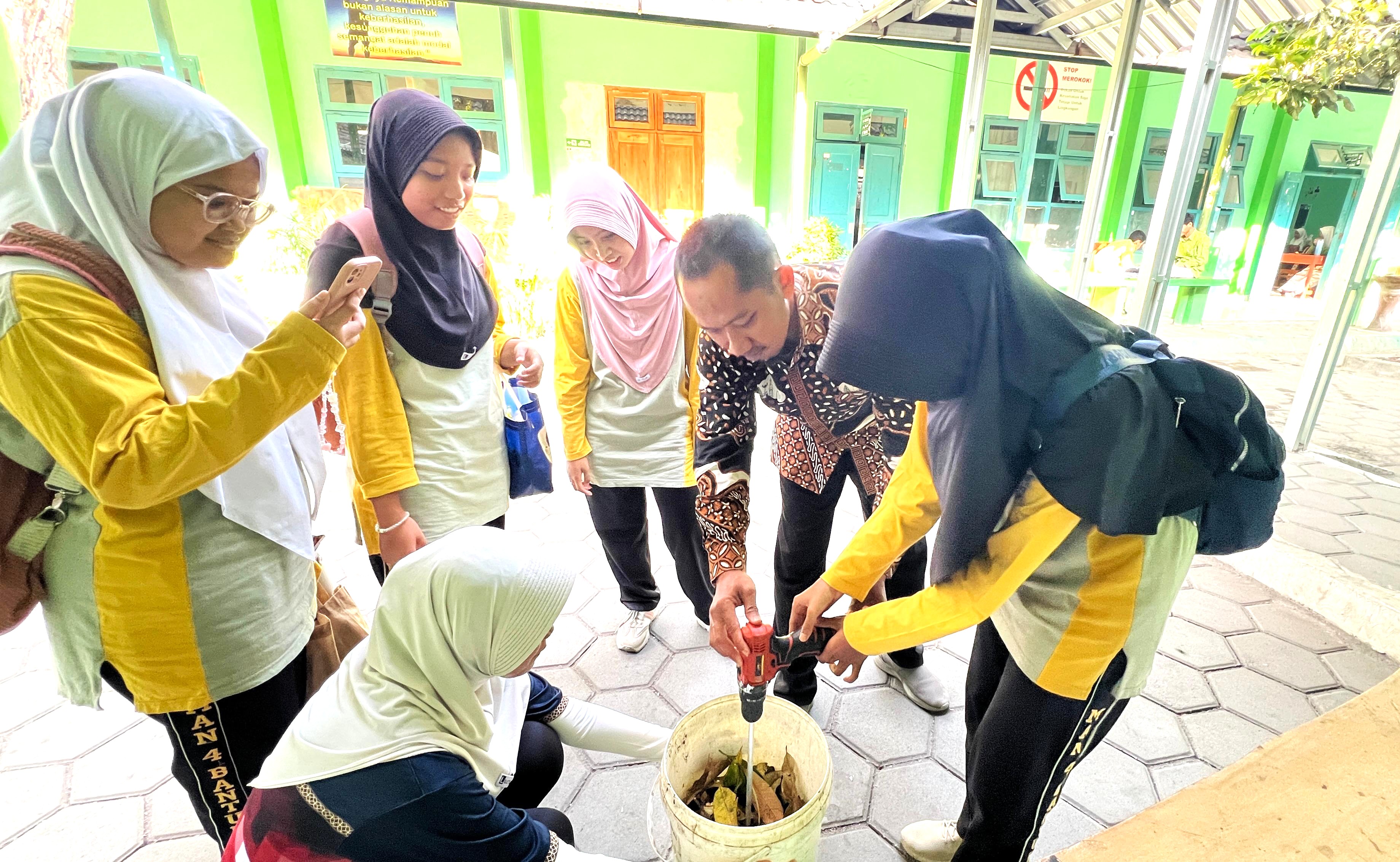 Tim Adiwiyata MAN 4 Bantul Ciptakan Mesin Pencacah Daun Sederhana Berbasis Bor Listrik