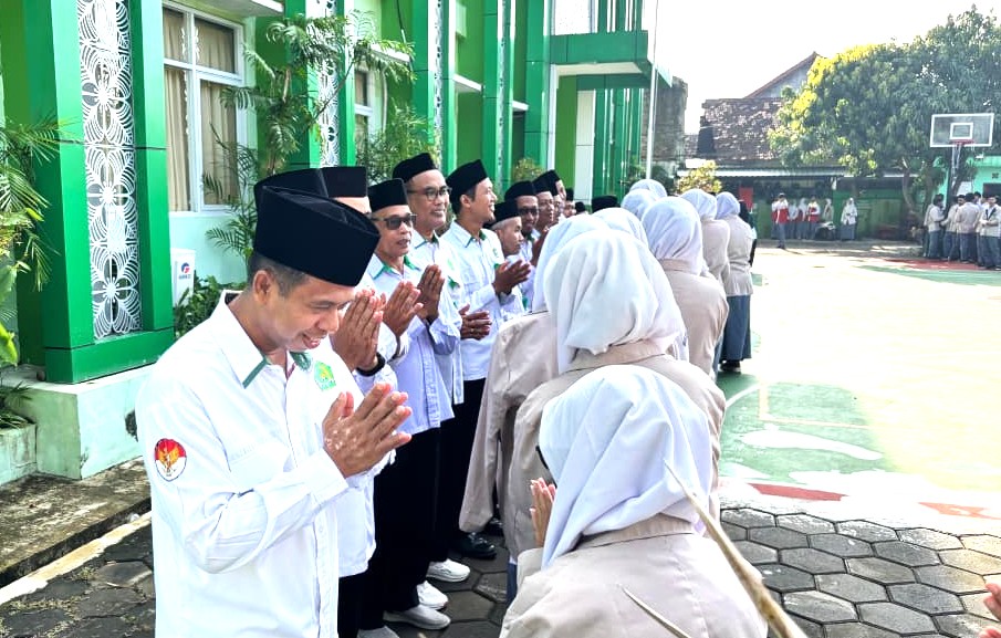 Leburkan Salah Lewat Jabat Tangan: Hangatnya Halalbihalal di Halaman MAN 4 Bantul