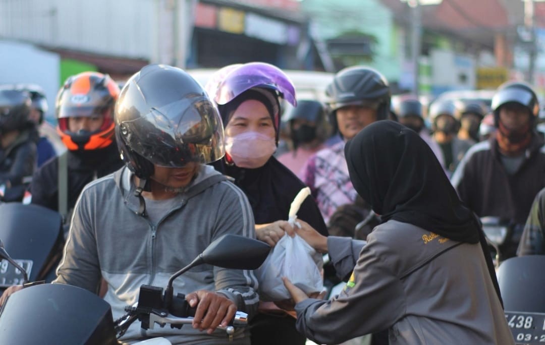 Organisasi Siswa MAN 4 Bantul Gelar Takjil On The Road, Tanamkan Sifat Peduli Sesama