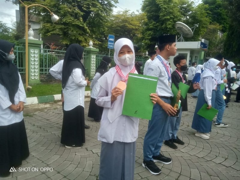 Juara 2 KSM, Siswa MAN 4 Bantul Terima Penghargaan dari Kanwil Kemenag DIY
